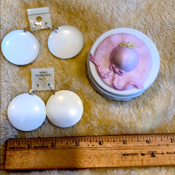 mod 70’s white metal earrings with box - Picture 3 of 5